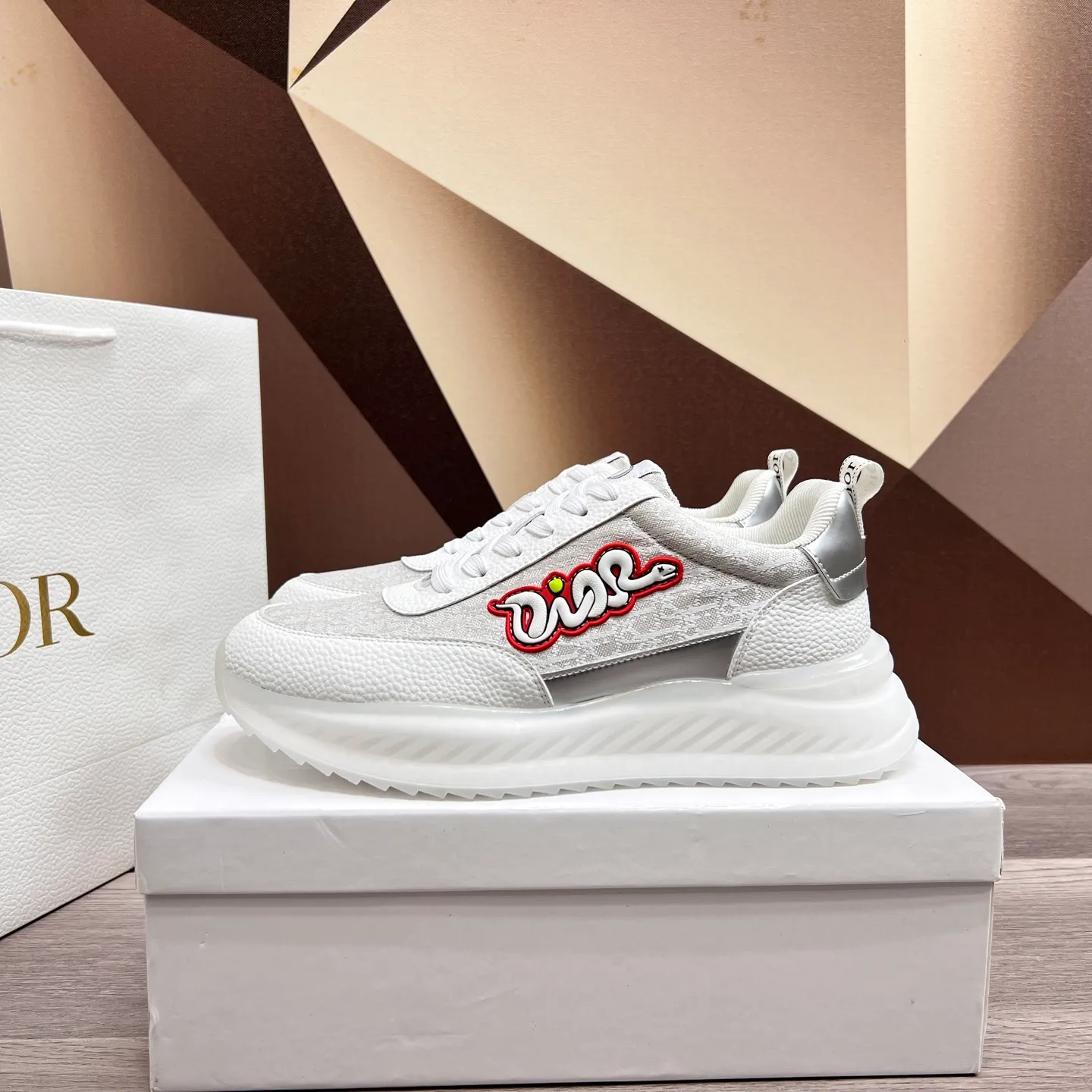Factory price: 438💰Dior original quality.~ Unique modern style sneakers. 🏃A must-have casual shoe for trendy men😍😍 Imported cowhide fabric, sheepskin foot pads (refuse to discolor and grind feet) soles: Original soles specially provided by the original factory, French lazy style design ⚠️Fit to the feet, original quality, super comfortable original soles. It’s like shooting the real thing🎬The real thing is better, high-quality sneakers, men’s shoe size: 38-44 (45 and 46 can be customized)